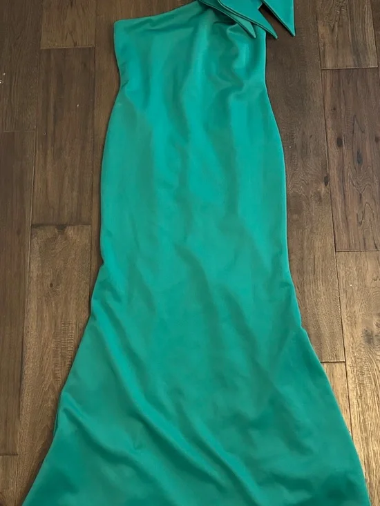 Green evening formal gown dress with jewelry - Picture 4 of 11